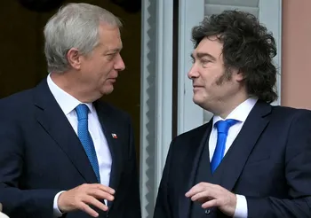 El presidente de Chile, José Antonio Kast, y el de Argentina, Javier Milei, el 6 de abril, en la Casa Rosada. · Foto: Juan Mabromata / AFP