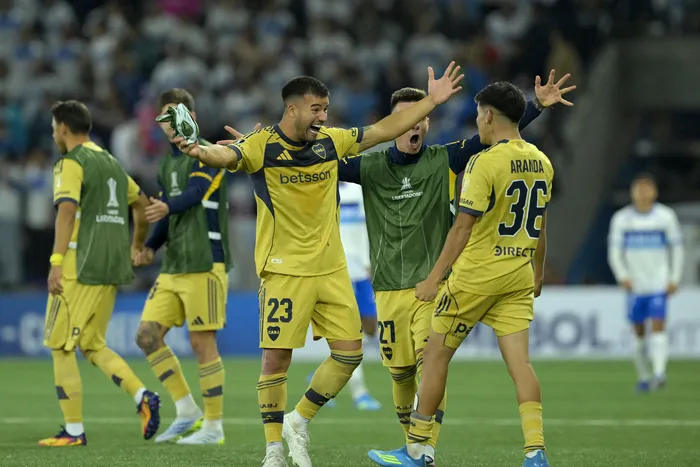 Marcelo Weigandt, Malcom Braida y Tomás Aranda, luego de ganar el partido ante la Universidad Católica de Chile, el 7 de abril, en el estadio Claro Arena de Santiago. · Foto: Rodrigo Arangua