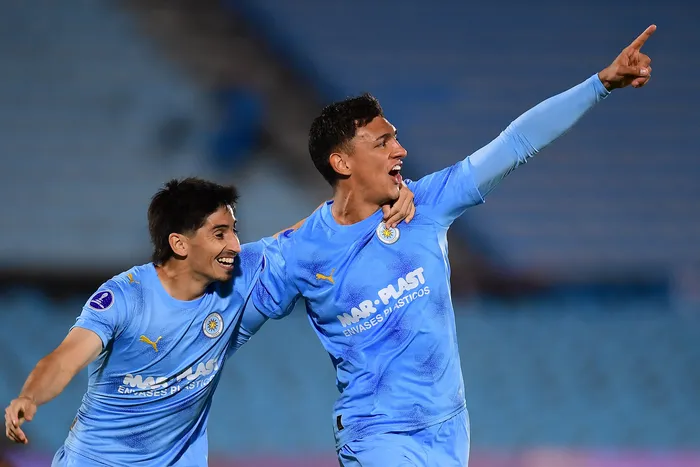 Eduardo Agüero (d) celebra con su compañero Franco Pizzichillo, luego de marcar su gol ante Gremio, el 8 de abril, en el estadio Centenario. · Foto: Dante Fernández, AFP