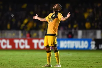 Manuel Fernández, de Coquimbo Unido, celebra tras anotar un gol, el 14 de abril, en el estadio Francisco Sánchez Rumoroso, en Coquimbo, Chile. · Foto: Alejandro Pizarro / Photosport / AFP