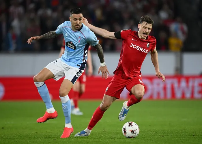 Matías Vecino de Celta de Vigo y Maximilian Eggestein de  SC Freiburg, el 9 de abril de 2026. 
Foto: Silas Stein / AFP