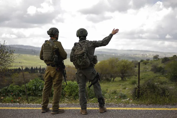 Soldados israelíes patrullan la frontera entre Israel y Líbano, el 10 de abril. · Foto: AFP