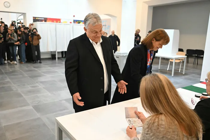 Viktor Orbán, durante la votación, el 12 de abril, en Budapest. · Foto: Attila  Kisbenedek / AFP