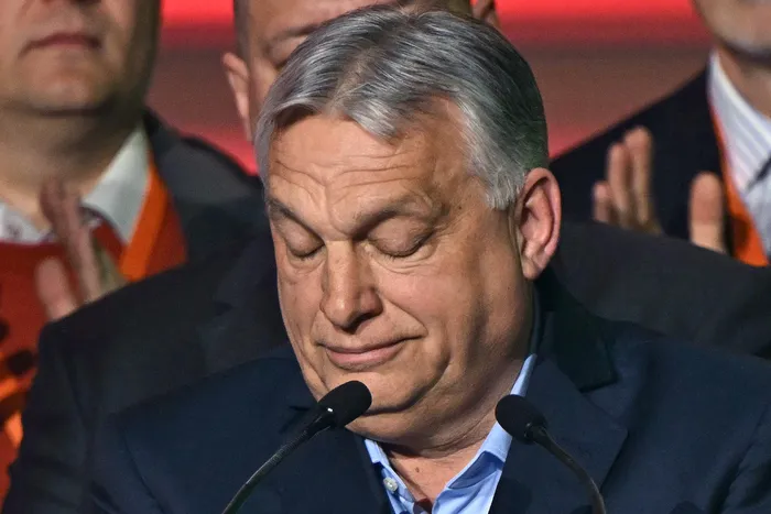 Viktor Orbán se dirige a sus seguidores en el centro Balna de Budapest durante las elecciones generales celebradas en Hungría, el 12 de abril. · Foto: AFP