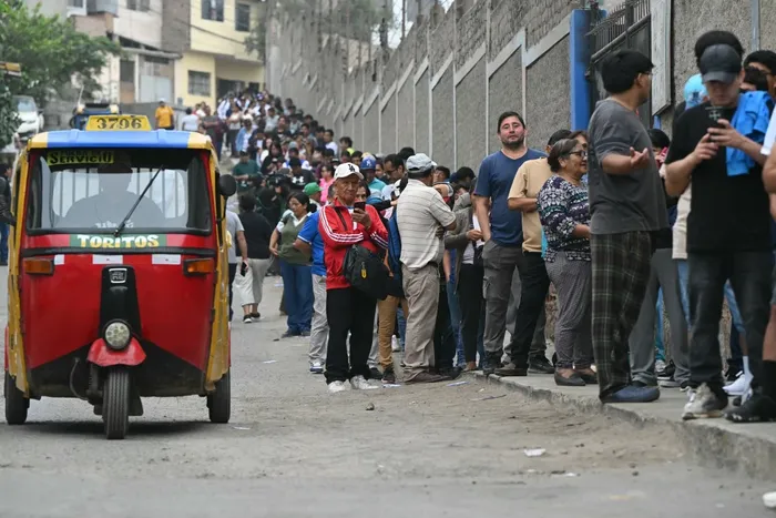 Reapertura de un centro de votación en Lima, el 13 de abril. · Foto: Ernesto Benavides, AFP