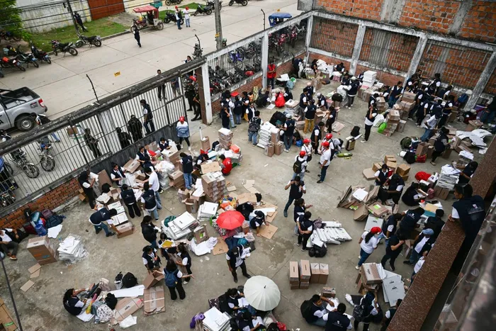 Funcionarios de la Oficina Nacional de Procesos Electorales (ONPE) del Perú durante el segundo día de las elecciones presidenciales en Pucallpa, Perú, el 13 de abril de 2026.
Foto: Hugo Alejos, AFP