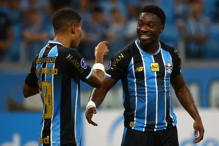 Francis Amuzu (derecha), celebra su gol con José Enamorado, el 14 de abril, ante Deportivo Riestra, en el estadio Arena do Gremio de Porto Alegre. · Foto: Silvio Ávila / AFP