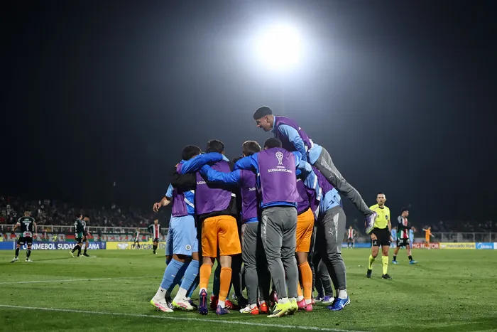 Jugadores de Torque al final del partido, el 14 de abril, en Santiago de Chile. · Foto: Javier Torres, AFP