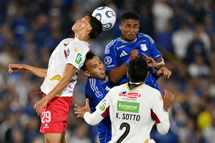 Andy López, de Boston River, y Kevin Sotto, de Millonarios, durante el partido de la fase de grupos de la Copa Sudamericana, en el Estadio Nemesio Camacho El Campín, en Bogotá, el 15 de abril. · Foto: Raúl Arboleda, AFP