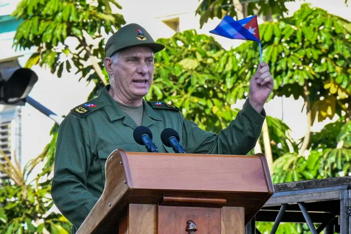 Miguel Diaz-Canel waves, el 19 de abril, en La Habana. · Foto: Adalberto Roque, AFP