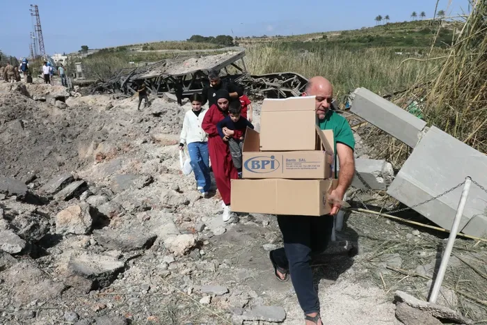 Puente Qasmieh, que conecta las ciudades libanesas de Tiro y Sidón, tras ser atacado por la aviación israelí, el 16 de abril.
Foto: Kawnat , AFP
