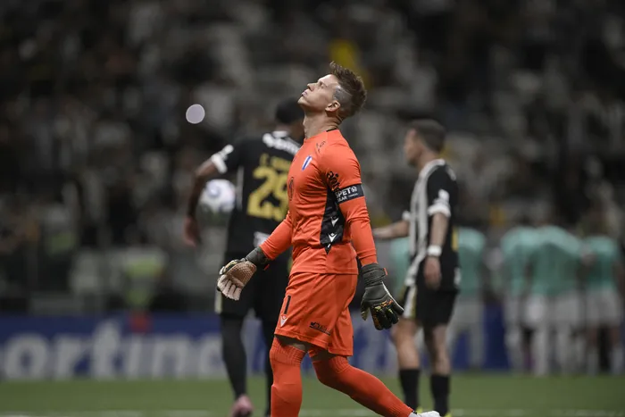 Sebastián Sosa, arquero de Juventud, durante el encuentro por Copa Sudamericana contra Atlético Mineiro, el 16 de abril, en el estadio MRV Arena, en Belo Horizonte. Foto: Douglas Magno / AFP