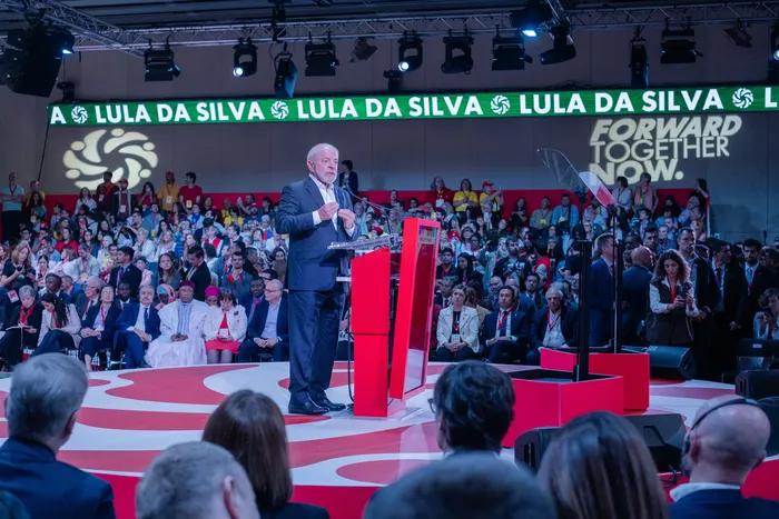 El presidente de Brasil, Luiz Inácio Lula da Silva, el 18 de abril, durante su discurso en la Cumbre en Defensa de la Democracia, en Barcelona. Foto: Alezandre Bré / AFP