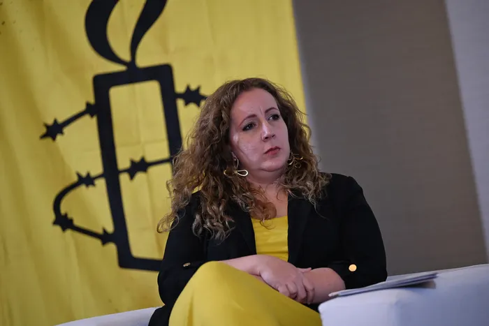Valentina Ballesta, subdirectora de investigación de Amnistía Internacional para las Américas, en el Hotel Dann Carlton de Bogotá el 21 de abril. · Foto: Pablo Vera, AFP