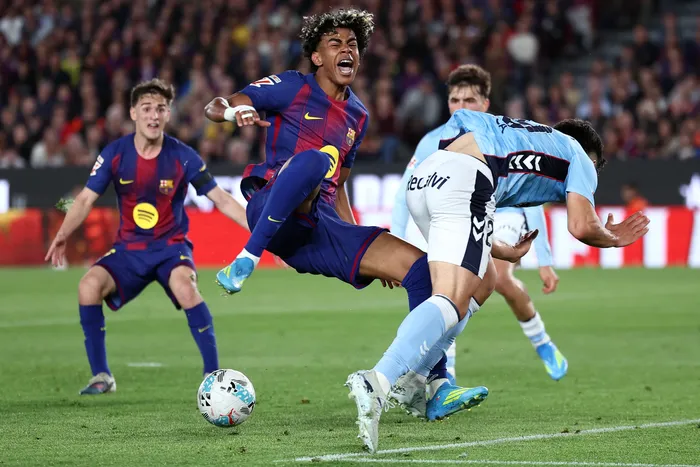 Lamine Yamal (C), y Yoel Lago (D), durante el partido entre el Barcelona y el Celta de Vigo, el 22 de abril, en el estadio Camp Nou de Barcelona. · Foto: Josep Lago, AFP