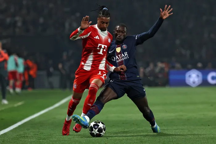 Michael Olise, de Bayern Múnich, y Nuno Mendes, de Paris Saint-Germain, en la semifinal de ida, el martes 28 en París. · Foto: Anne-Christine Poujoulat / AFP