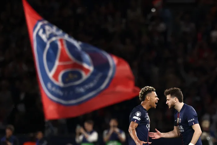 Désiré Doué y Khvicha Kvaratskhelia, luego de marcar el primer tanto para el PSG, por la semifinal de la Champions League contra el Bayern Múnich, el 28 de abril, en el Parque de los Príncipes de París. · Foto: Franck Fife,  AFP