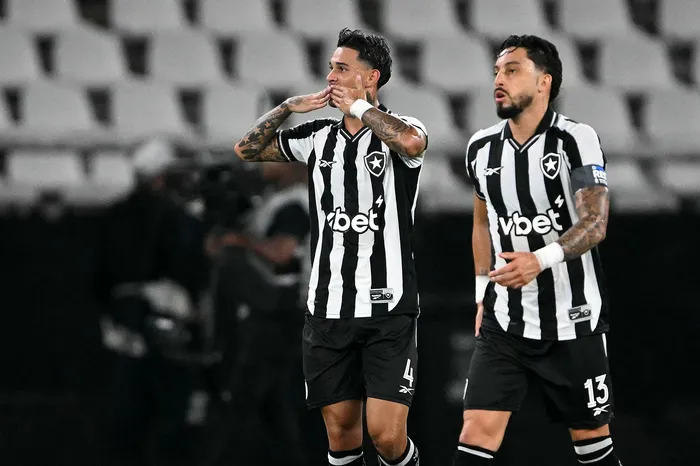 Mateo Ponte (I), de Botafogo, celebra su gol junto a Alex Telles, ante Independiente Petrolero de Bolivia, el 28 de abril, en el estadio Nilton Santos en Río de Janeiro. · Foto: Mauro Pimentel, AFP