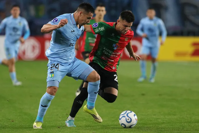 Francisco González, de O'Higgins, y Jairo O'Neil, de Boston River, por la fase de grupos de la Copa Sudamericana, el 28 de abril, en el estadio Codelco El Teniente, en Rancagua, Chile. · Foto: Jorge Loyola, Photosport, AFP