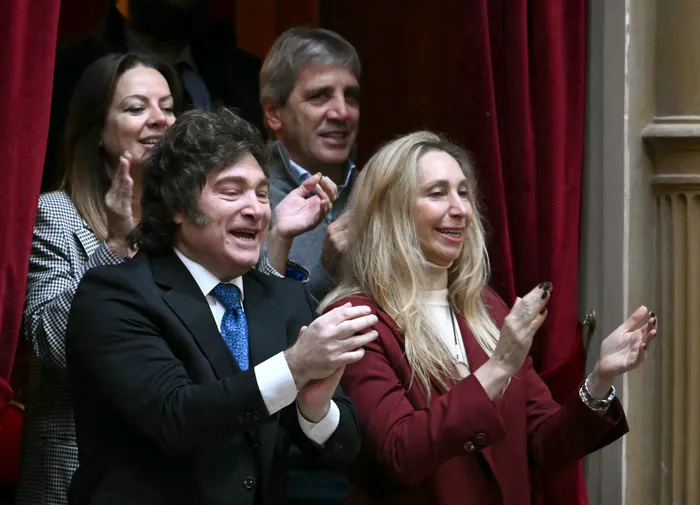 Javier Milei y Karina Milei, en el Congreso argentino, mientras Manuel Adorni se prepara para presentar su informe de gestión al Congreso argentino, el 29 de abril,  en Buenos Aires. · Foto: Luis Robayo, AFP
