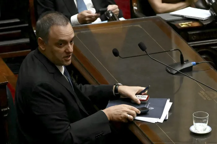 El jefe de gabinete argentino, Manuel Adorni, tras presentar su informe de gestión al Congreso, el 29 de abril. · Foto: Luis Robayo, AFP
