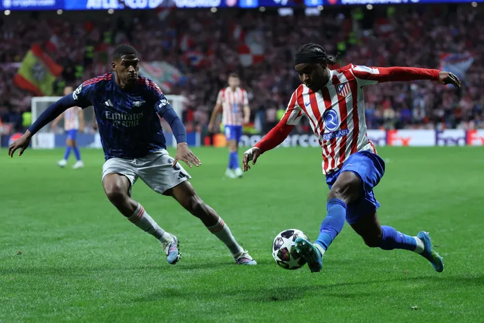 Christhian Mosquera del Arsenal, y Ademola Lookman del Atlético de Madrid, durante la semifinal de ida en el estadio Metropolitano. · Foto: Thomas Coex, AFP