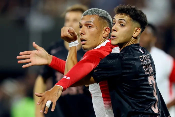 Franco Fagundez (i), de Independiente Santa Fé y Tomás Silva, de Platense, el 29 de abril, en el estadio Ciudad de Vicente López en Buenos Aires. · Foto: Alejandro Pagni, AFP