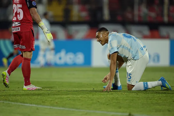Carlos Vinicius, de Gremio, luego de errar uno de los penales ante Palestino, el 29 de abril, en Santiago. · Foto: Rodrigo Arangua, AFP