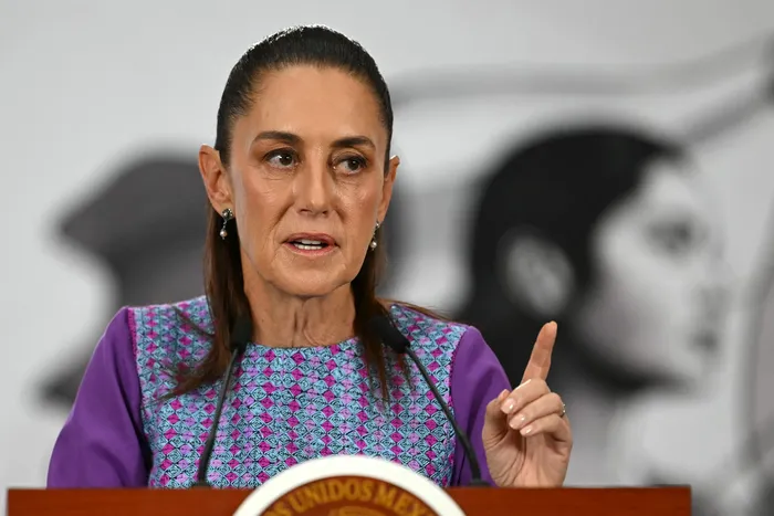 La presidenta de México, Claudia Sheinbaum, durante una conferencia de prensa el jueves 30, en Ciudad de México. · Foto: Yuri Cortez / AFP
