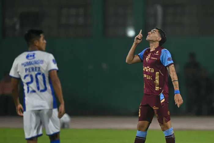 Franco Posse, de Macará, celebra su gol ante Alianza Atlético, el 6 de mayo, en el estadio Miguel Grau en Bellavista, distrito de Callao, Perú. · Foto: Ernesto Benavides, AFP