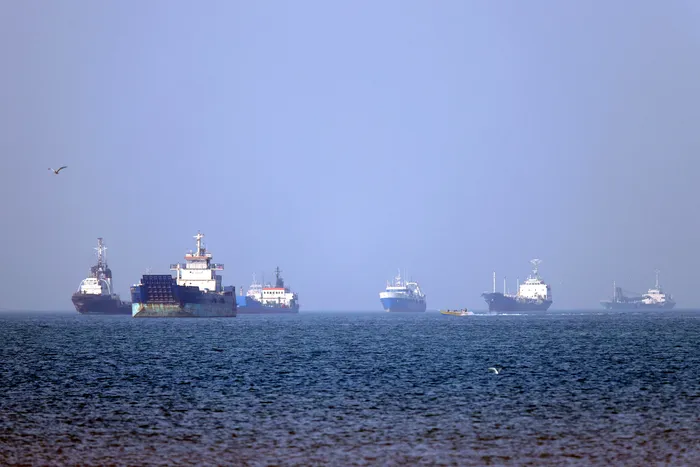 Buques anclados en el estrecho de Ormuz frente a Bandar Abbas, el 4 de mayo, en el sur de Irán. · Foto: AFP