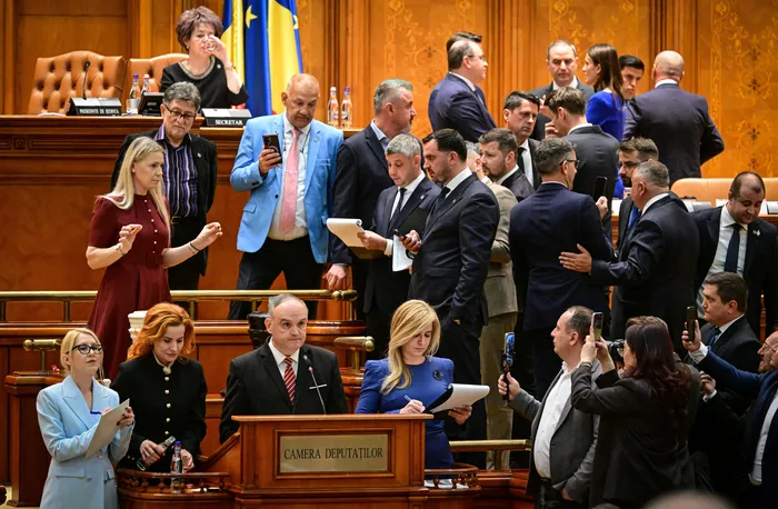 Miembros del Parlamento rumano observan y registran el procedimiento de votación, el 5 de mayo, en Bucarest. · Foto: Daniel Milhailescu / AFP