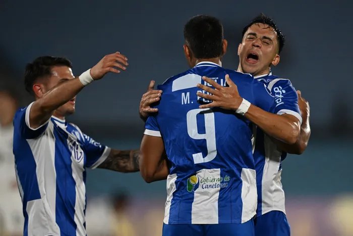 Jugadores de Juventud, festejan tras el empate, el 5 de mayo, en el estadio Centenario. · Foto: Eitan Abramovich, AFP
