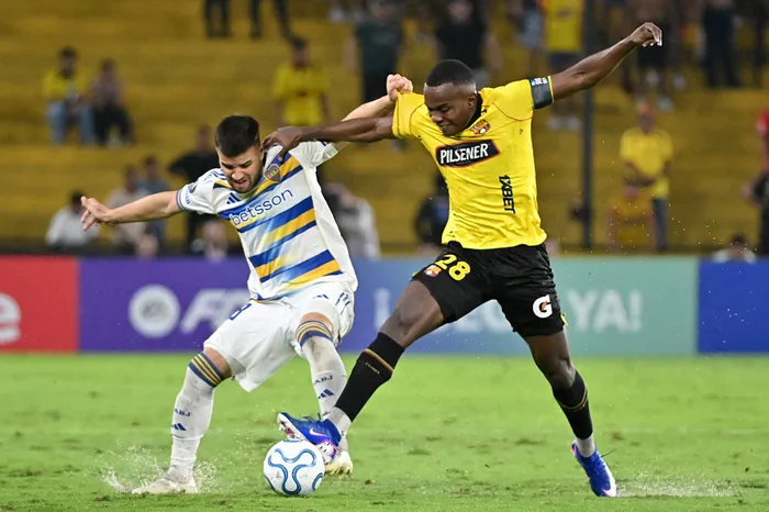 Marcelo Weigandt, de Boca Juniors, y Jhonny Quinonez, de Barcelona, el 5 de mayo, en el estadio Monumental Banco Pichincha en Guayaquil, Ecuador. · Foto: Marcos Pin, AFP