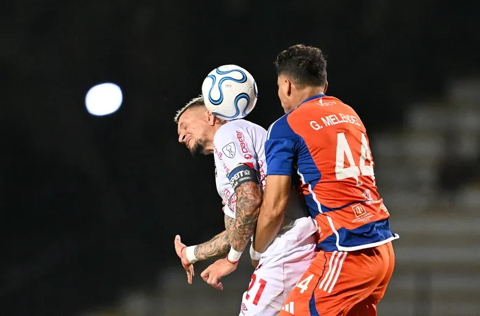 Carlos Garcés de Cienciano, y Geremias Meléndez de Puerto Cabello, el 5 de mayo, en el estadio Misael Delgado en Valencia, estado de Carabobo, Venezuel. · Foto: Juan Barreto, AFP