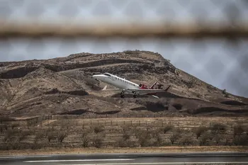 Aeropuerto Nelson Mandela, en Cabo Verde, durante el arribo de un vuelo con supuestos infectados por hantavirus, el 6 de mayo. · Foto: AFP