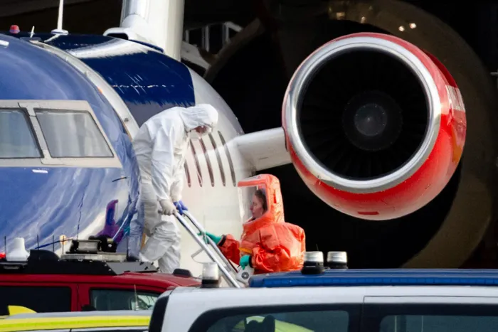 Avión médico que supuestamente transportaba a algunos de los pasajeros que se cree estaban infectados con hantavirus del crucero MV Hondius, el 6 de mayo, en el aeropuerto Schiphol de Ámsterdam. · Foto: Jeffrey Groeneweg, ANP AFP