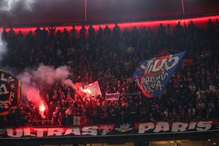 Hinchada de París Saint-Germain durante el partido de vuelta de las semifinales de la Liga de Campeones de la UEFA entre el FC Bayern de Múnich y el Paris Saint-Germain (PSG) en Múnich, al sur de Alemania, el 6 de mayo. · Foto: Odd Andersen, AFP