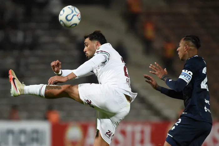 Juan Pablo Freytes, de Fluminense, y Sebastián Villa, de Independiente de Mendoza, el 6 de mayo, en el estadio Malvinas Argentinas de Mendoza. · Foto: Andrés Larrovere, AFP