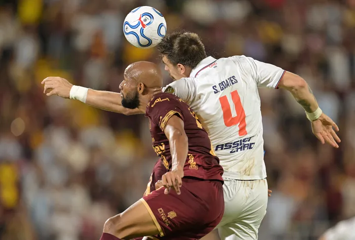 Edwar López, de Deportes Tolima, y Sebastián Coates, de Nacional, el 6 de mayo, en el estadio Manuel Murillo en Ibagué, Colombia. · Foto: Raúl Arboleda, AFP