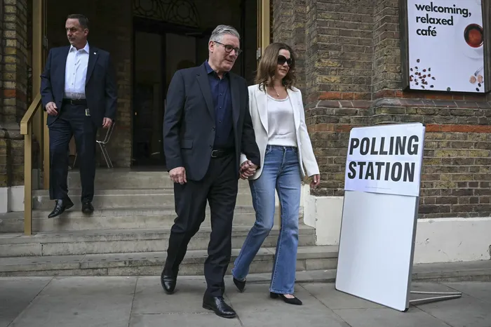 El primer ministro británico, Keir Starmer, y su esposa, Victoria Starmer, luego de votar en en un colegio electoral en la Capilla de Westminster, en el centro de Londres. · Foto: Justin Tallis, AFP