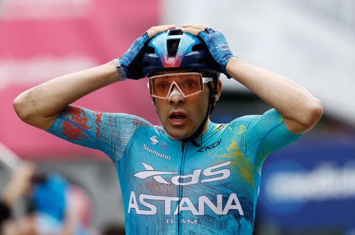 Thomas Silva, al cruzar la meta en la segunda etapa del Giro de Italia, el 9 de mayo, en Bulgaria. · Foto: Luca Bettini, AFP