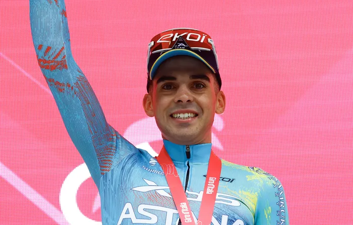 El ciclista uruguayo Thomas Silva, del equipo XDS Astana, celebra en el podio tras ganar la segunda etapa del Giro de Italia 2026 —la carrera ciclista del Giro de Italia— entre Burgas y Veliko Tarnovo, Bulgaria, el 9 de mayo. · Foto: Luca Bettini, AFP