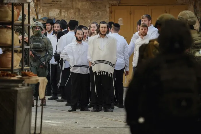 Colonos israelíes en la Ciudad Vieja de Hebrón, en la Cisjordania ocupada, el 9 de mayo. · Foto: Mosab Shawer / AFP