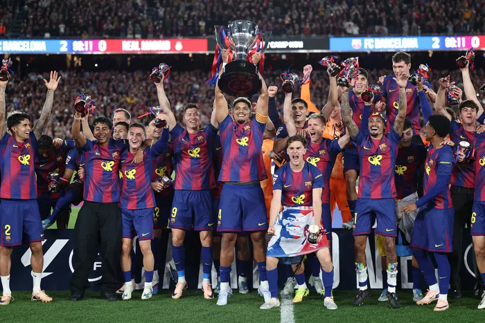 El equipo de Barcelona celebra la victoria en la Liga española 2025-2026, el 10 de mayo, en el Camp Nou, en Barcelona. · Foto: Josep Lago, AFP