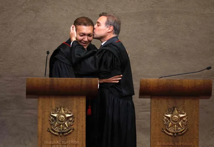 El vicepresidente del Tribunal Superior Electoral, André Mendonca, junto a al juez Nunes Marques, presidente del Tribunal Superior Electoral, durante la ceremonia de juramentación de Nunes en Brasilia el 12 de mayo de 2026. 
Foto: Sergio Lima, AFP