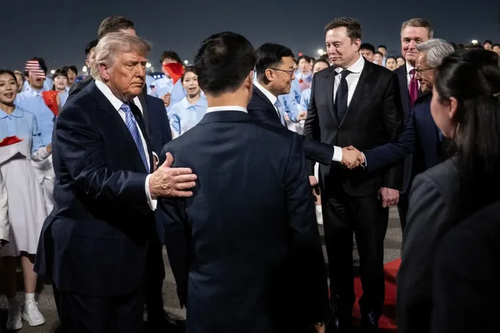 Donald Trump, Elon Musk y Jensen Huang, son recibidos por el vicepresidente de China, Han Zheng, en el Aeropuerto Internacional de Pekín, el 13 de mayo. · Foto: Brendan Smialowski, AFP