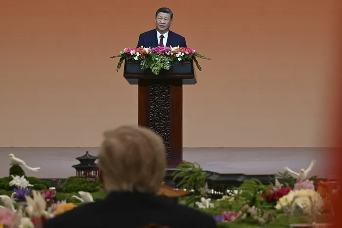El presidente estadounidense Donald Trump (de espaldas) y el presidente chino Xi Jinping durante el banquete de bienvenida en el Gran Salón del Pueblo en Pekín. · Foto: Brendan Smialowski, AFP