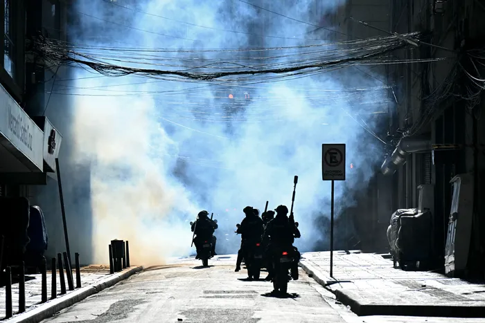 Movilización para exigir la renuncia del presidente boliviano Rodrigo Paz, el 14 de mayo, en La Paz. · Foto: Azair Raldes, AFP