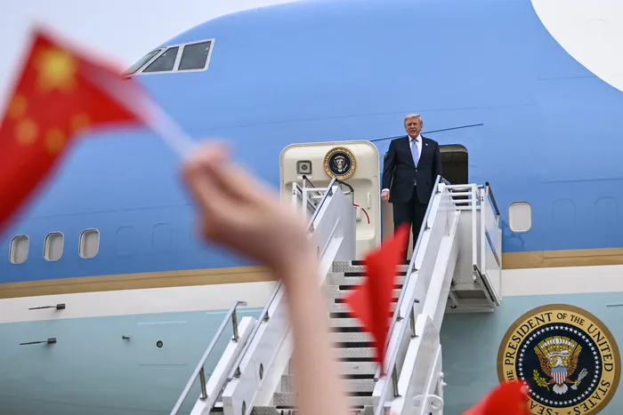 Donald Trump, el 15 de mayo, en Pekín. · Foto: Brendan Smialowski, AFP